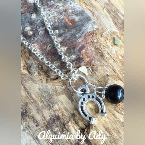 DAINTY ONYX AND SILVER PENDANT NECKLACE - Picture 1 of 1